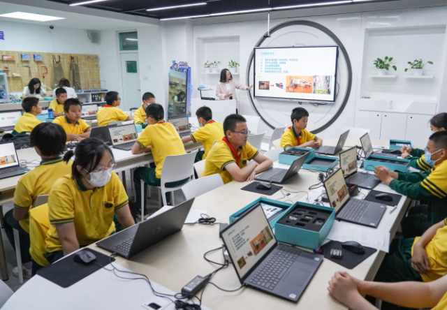 教师们焕宣布如此的热情和创造力的氛围在校园里弥漫开来 教师们焕宣布如此的热情和创造力的氛围在校园里弥漫开来